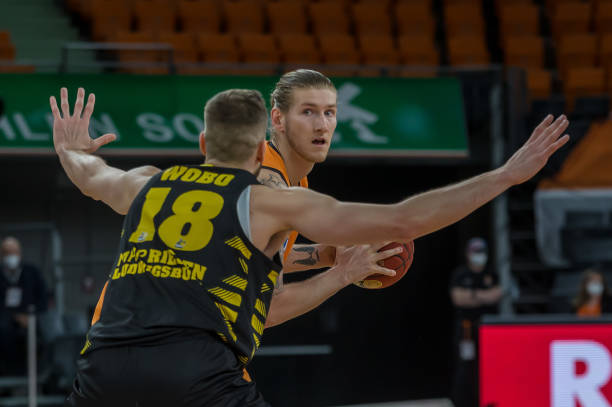 他在进入联 他在进入联